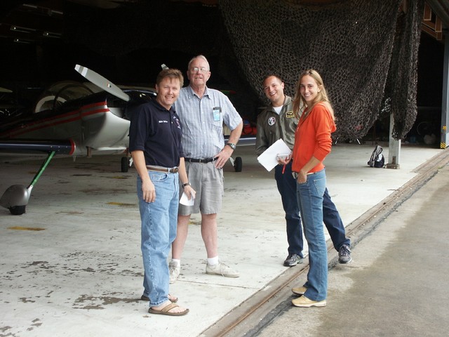 Mike Wiskus, il giudice americano, Primultini e Paola Corte nell'hangar