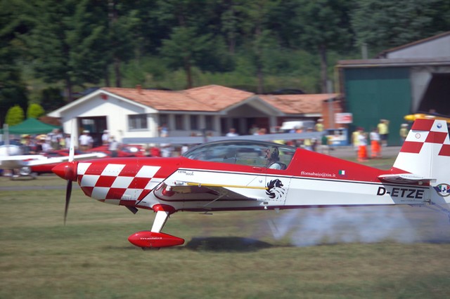 Francesco Fornabaio al decollo su Extra 300L (2) [Marco Tricarico]