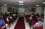 Il briefing nello storico hangar di Cameri trasformato in sala riunioni (1)