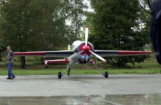 Luca Salvadori vicino allo YAK-55 di Claudio Rossi