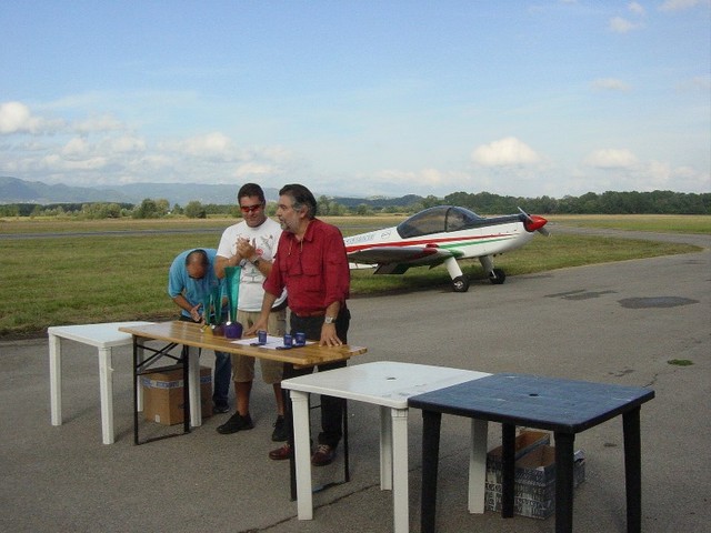2004-09-12 IX Trofeo Reggiani - Il Presidente dell'Aero Club Milano, R. Manzaroli, introduce la premiazione