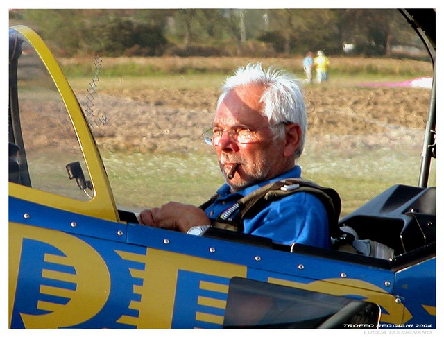 2004-09-12 IX Trofeo Reggiani - Sergio Dallan fuma il suo sigaro prima di andare in volo