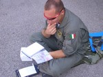 Vittorio esamina attentamente la cartina prima della seconda tappa tedesca del trasferimento