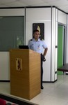 Il Magg. Papini conduce il briefing