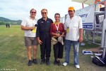 Jurgis Kairys posa con lo staff (2)